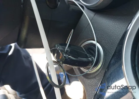 2018 Mercedes-Benz C 300 4Matic z USA, uszkodzony, nr VIN 55SWF4KBXJU236493